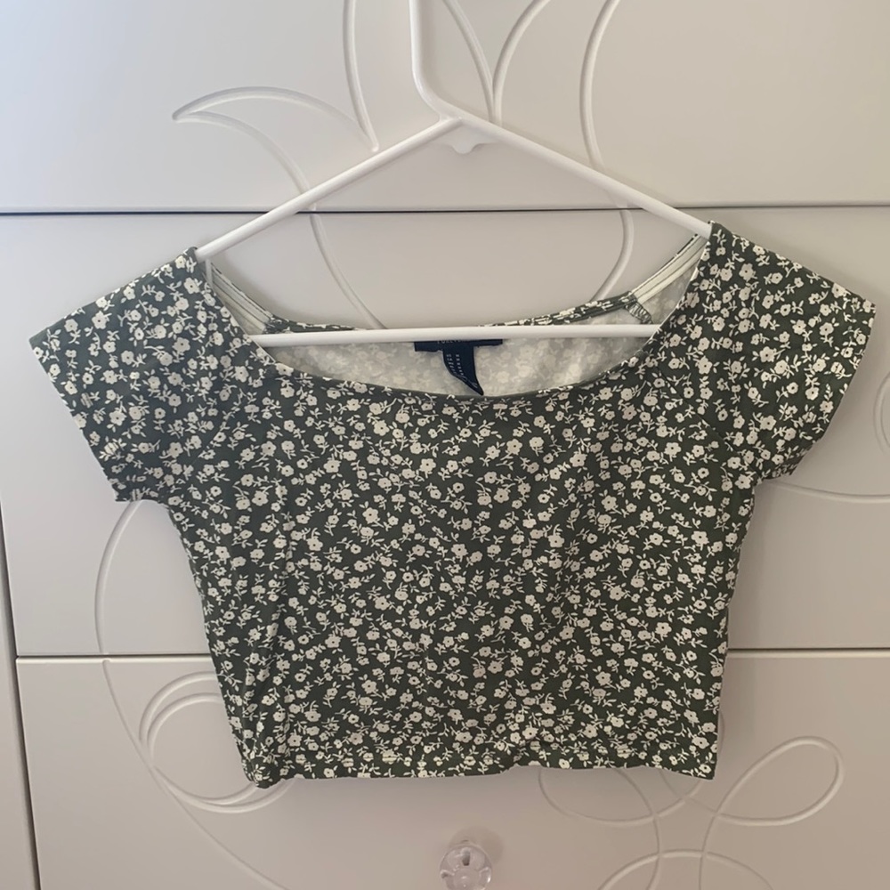 NWOT Forever 21 Olive Green and white Floral crop top
